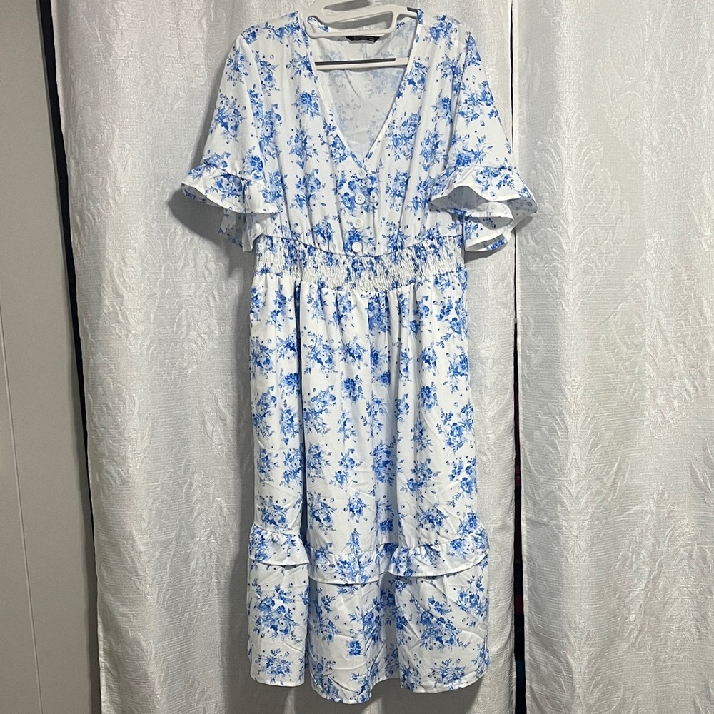 BloomChic White and Blue Floral Pattern Dress